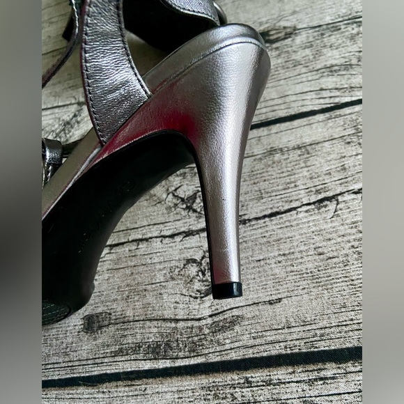 Like new! Calvin Klein Ankle T- Strap Beaded Heels. Size 8.5. Stunning 🤩 - Picture 9 of 11